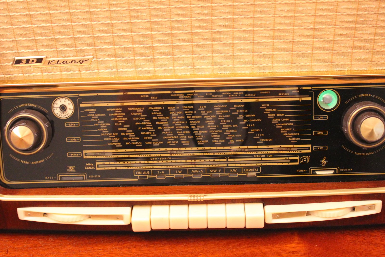 Grundig 4035W 3D – Antica Radio